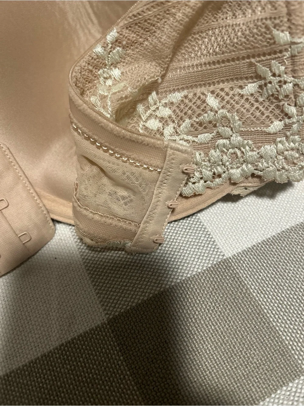 Wacoal Strapless Smooth Nude Bra with Lace Accent